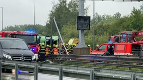 Vážná nehoda na Pražském okruhu u Hodkovic! Kamion se převrátil na bok, řidič je zaklíněn