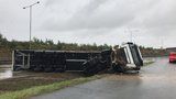 Zavřený Pražský okruh: Převrácený kamion zatarasil silnici! Řidič se zranil