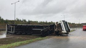 Zavřený Pražský okruh: Převrácený kamion zatarasil silnici! Řidič se zranil