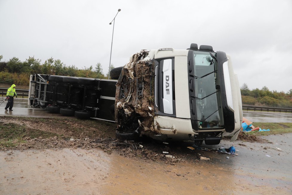 Nehoda kamionu na Pražském okruhu, 27. září 2020.