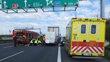Vážná nehoda na Pražském okruhu: Dodávka vrazila do kamionu, pro řidiče (33) letěl vrtulník