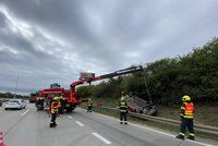 Děsivá nehoda na Pražském okruhu: Auto přelétlo svodidla a otočilo se na střechu