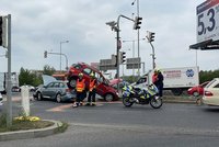 Kuriózní nehoda na Průmyslové: Auta skončila na sobě! Dva lidé se zranili