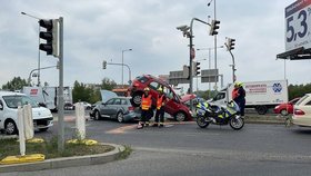 Kuriózní nehoda na Průmyslové: Auta skončila na sobě! Dva lidé se zranili