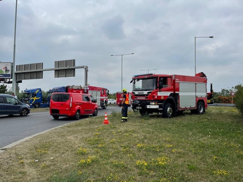 Kuriózní nehoda na křižovatce ulic Průmyslová a Černokostelecká. (Praha, 19. srpna 2022)