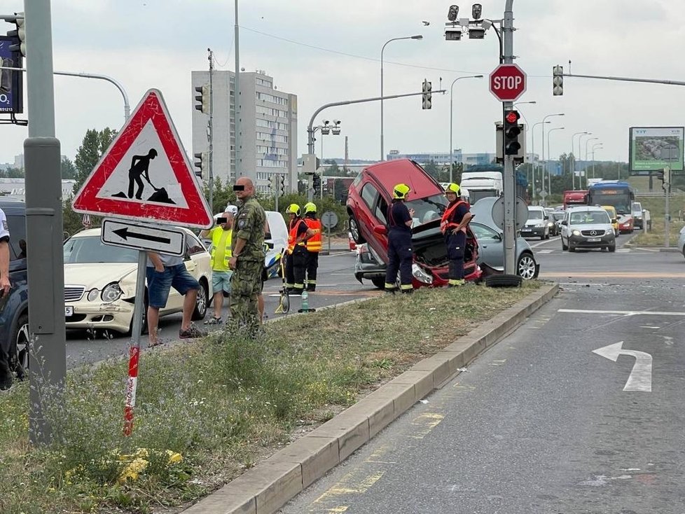 Kuriózní nehoda na křižovatce ulic Průmyslová a Černokostelecká. (Praha, 19. srpna 2022)