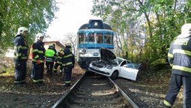 Vlak mezi Veleslavínem a Ruzyní srazil auto, 4. listopadu 2019.