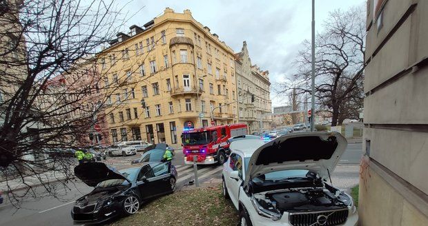 Děsivá nehoda dvou aut na Smíchově: Vůz vylétl na chodník a vážně zranil chodce! Jeden z řidičů pil