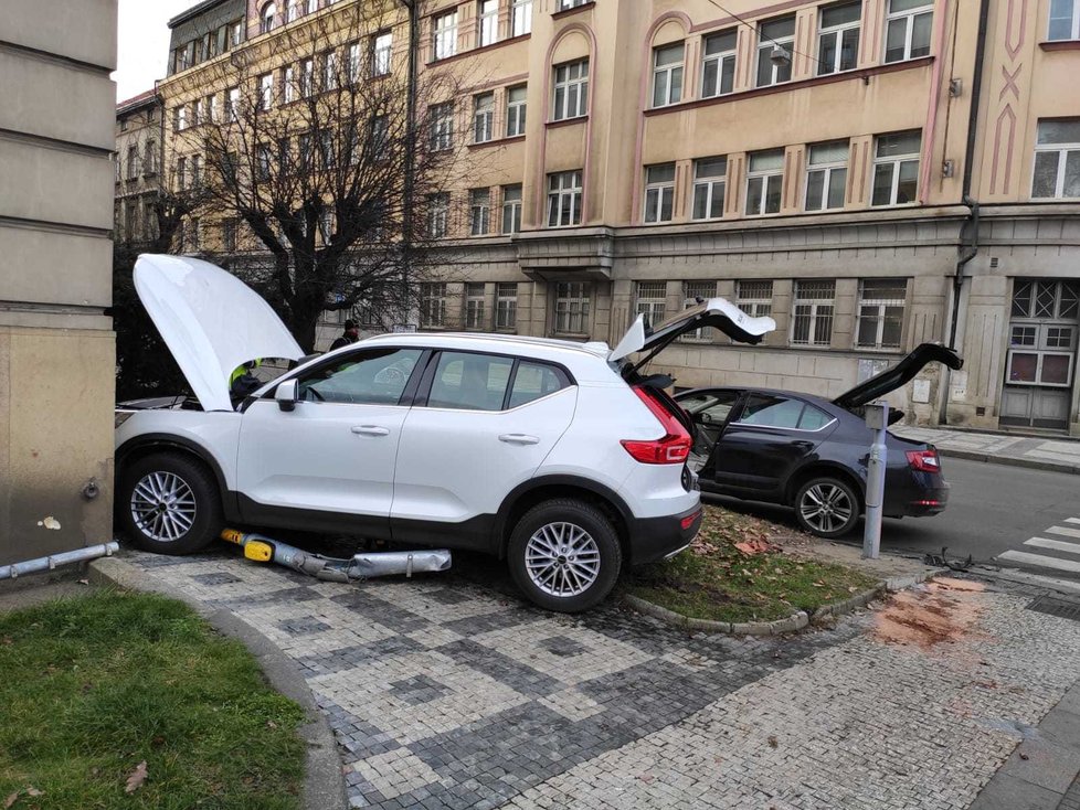 Auto při nehodě na Smíchově vylétlo ze silnice a srazilo chodce.