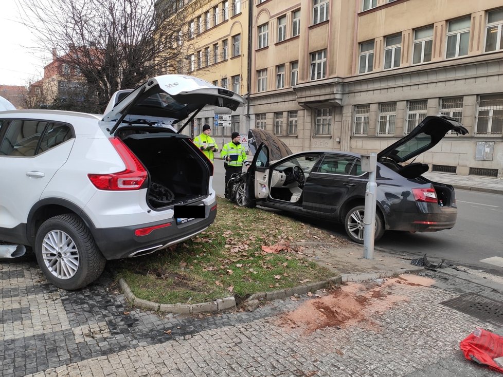 Auto při nehodě na Smíchově vylétlo ze silnice a srazilo chodce.