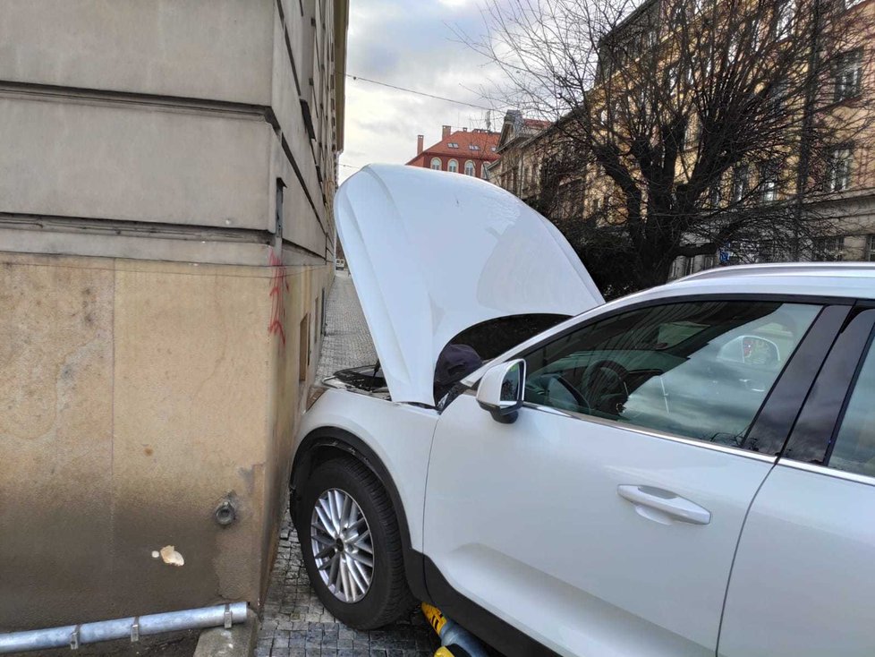 Auto při nehodě na Smíchově vylétlo ze silnice a srazilo chodce.