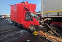 Řidič na D0 sešrotoval kabinu o kamion před sebou, na místě zemřel. Policie hledá svědky nehody