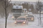 Počasí komplikuje dopravu v okolí Prahy. Kamiony nemohou vyjet do kopců a kvůli náledí policisté evidují desítky nehod.