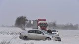 Uzavřené silnice a desítky nehod: Dopravu ve středních Čechách a Praze komplikuje sníh 