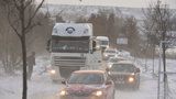 Sníh uzavřel silnice, řidiči se smekají na ledovce. Chumelit bude celý den