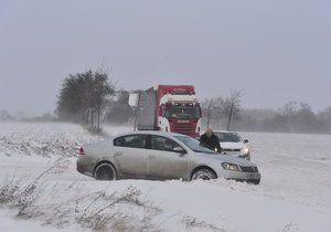 Počasí komplikuje dopravu v okolí Prahy. Kamiony nemohou vyjet do kopců a kvůli náledí policisté evidují desítky nehod.