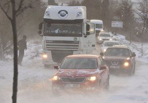 Počasí komplikuje dopravu, na většině Česka přes noc připadl sníh.