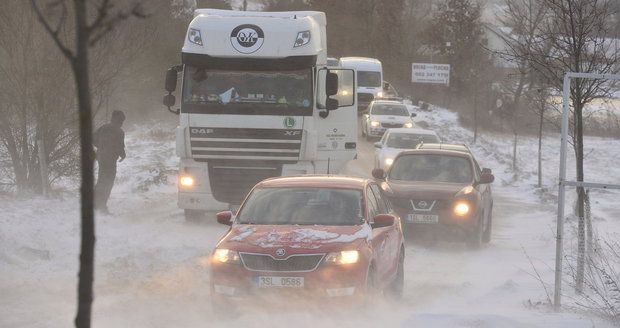 Sníh uzavřel silnice, řidiči se smekají na ledovce. Chumelit bude celý den