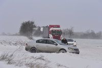 Uzavřené silnice a desítky nehod: Dopravu ve středních Čechách a Praze komplikuje sníh