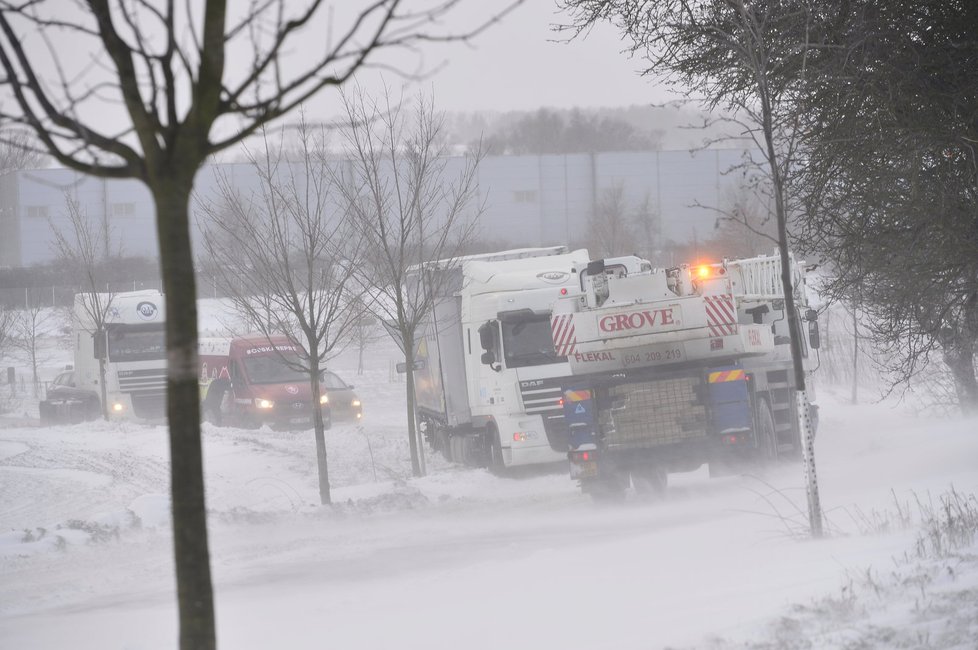 Počasí komplikuje dopravu v okolí Prahy. Kamiony nemohou vyjet do kopců a kvůli náledí policisté evidují desítky nehod.