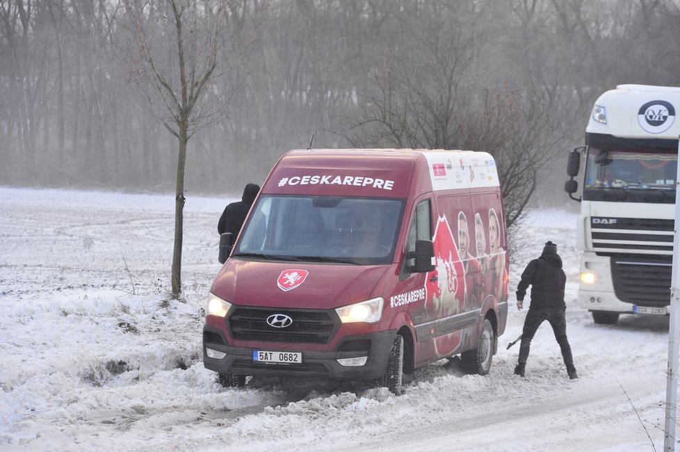 Počasí komplikuje dopravu v okolí Prahy. Kamiony nemohou vyjet do kopců a kvůli náledí policisté evidují desítky nehod.