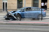 Řidič ve Vysočanech napálil do zábradlí u zastávky: Z místa utekl!