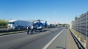 Vážná nehoda uzavřela Štěrboholskou spojku: Pro zaklíněného muže letěl vrtulník!