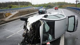 Hrozivá nehoda na Jižní spojce: Řidič převrátil auto, poté skončil v nemocnici