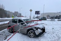 Řidič ve Stodůlkách dostal smyk: Naboural autobus, ženu (36) a utekl!