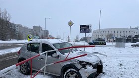 Řidič ve Stodůlkách naboural autobus a srazil ženu, z místa nehody pak utekl. (16. prosince 2022)