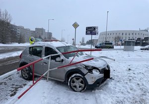 Řidič ve Stodůlkách naboural autobus a srazil ženu, z místa nehody pak utekl. (16. prosince 2022)