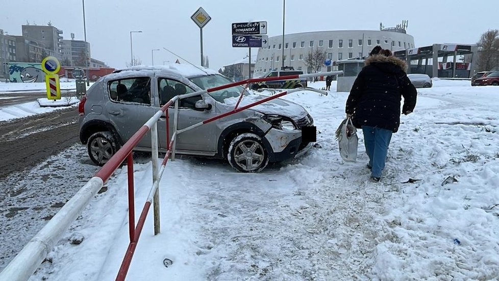 Řidič ve Stodůlkách naboural autobus a srazil ženu, z místa nehody pak utekl. (16. prosince 2022)