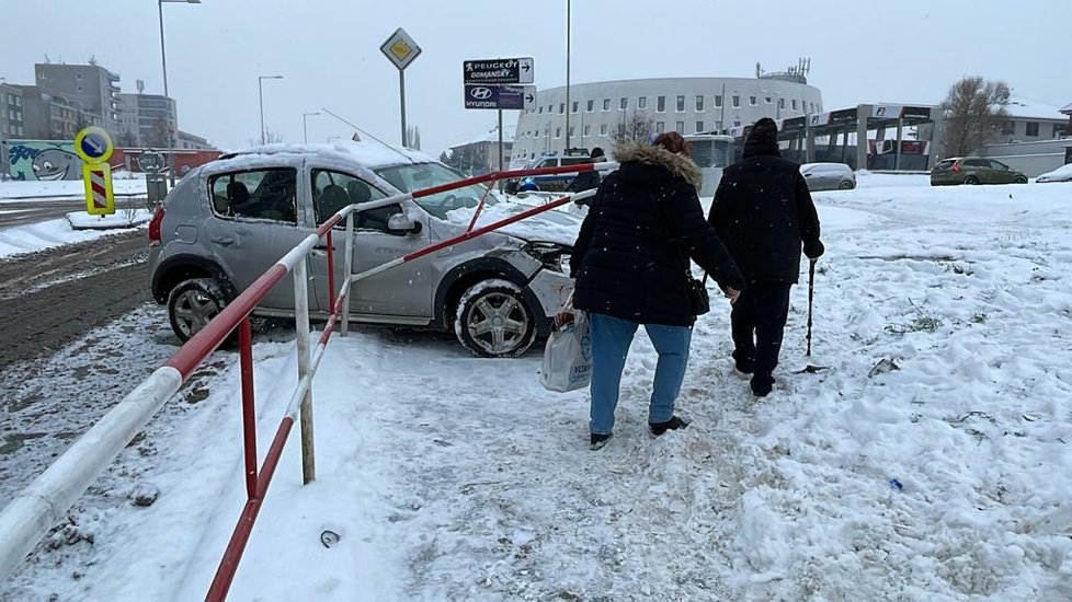 Řidič ve Stodůlkách naboural autobus a srazil ženu, z místa nehody pak utekl. (16. prosince 2022)