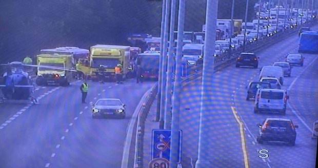 Nehoda autobusu a auta na Strakonické v Praze (5. října 2023)