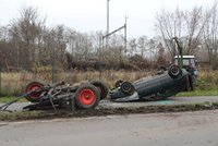 Kuriózní nehoda v Dobřichovicích: Auto vlétlo pod traktor s valníkem a skončilo na střeše!