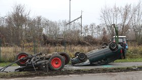 Kuriózní nehoda v Dobřichovicích: Auto vlétlo pod traktor s valníkem a skončilo na střeše!