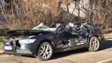 Těžká nehoda v Poděbradské ulici: Hasiči museli řidiče vyprostit z auta, skončil s vážnými zraněními