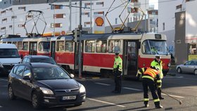 Vandalové házeli po tramvaji v Mostě kamení: Případ vyšetřuje policie. (Ilustrační foto)