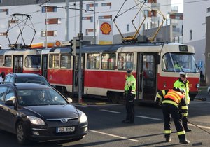 Vandalové házeli po tramvaji v Mostě kamení: Případ vyšetřuje policie. (Ilustrační foto)