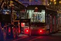 Zakously se do sebe! Nehoda tramvají na „kulaťáku“ na dvě hodiny zastavila provoz