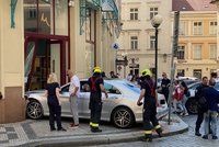 Šílená nehoda v centru Prahy: Auto prorazilo dveře obchodu u Prašné brány, srazilo chodce