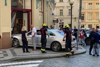 Šílená nehoda v centru Prahy: Auto prorazilo dveře obchodu u Prašné brány, srazilo chodce