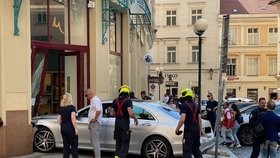 Šílená nehoda v centru Prahy: Auto prorazilo dveře obchodu u Prašné brány, srazilo chodce