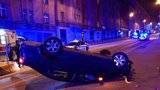 Vážná nehoda ve Veletržní ulici: Řidička rozbila svůj automobil o betonové zábrany
