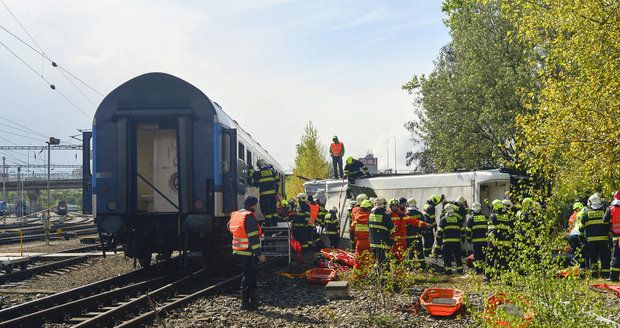 Na kolejích zemřela 37letá žena: Vlak ji srazil u železniční zastávky Praha-Horní Měcholupy