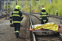 Smrtelná nehoda na kolejích: Vlak na trati mezi Radotínem a Smíchovem srazil chodce