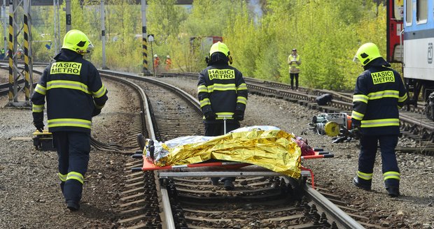 Smrtelná nehoda na kolejích: Vlak na trati mezi Radotínem a Smíchovem srazil chodce