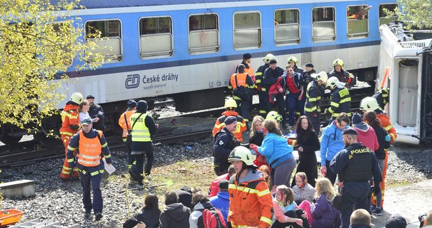 Cvičení jednotek Integrovaného záchranného systému při nehodě vlaku s autobusem, kde bylo 60 zraněných osob, z toho pět mrtvých.