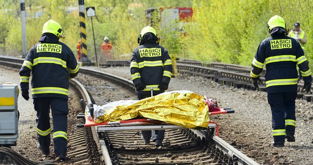 Cvičení jednotek Integrovaného záchranného systému při nehodě vlaku s autobusem, kde bylo 60 zraněných osob, z toho pět mrtvých.