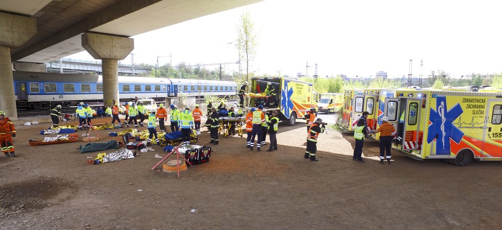 Cvičení jednotek Integrovaného záchranného systému při nehodě vlaku s autobusem, kde bylo 60 zraněných osob, z toho pět mrtvých.